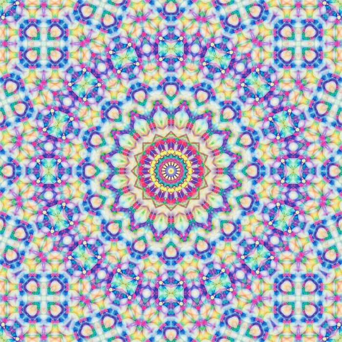 Geometrische digitale Mandala mit kontrastreichen Farben – Gelb, Blau und Rosa – fördert geistige Wachheit, Ruhe und Lebensfreude.